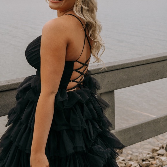 Elegant Black Ruffled Evening Dress - Picture 2 of 2